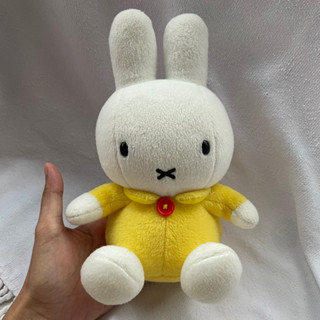 ตุ๊กตามิฟฟี่ Miffy ก้นถ่วง แต่งชุดสีเหลือง ตัวแน่นน่ารัก ดีเทลทรงสวย🌺