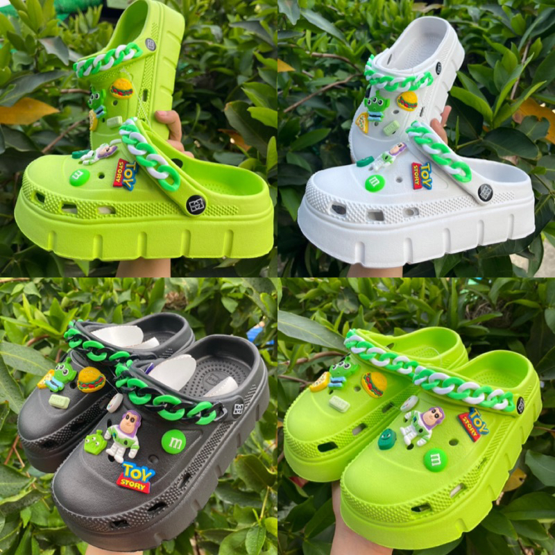 พร้อมส่ง (แนะนำเผื่อ 1 size) รองเท้าหัวโต ทรงรถถัง ติดโซ่ ลายทอยสตอรี่น่ารักๆ เสริมส้น 4 ซม. พื้นนิ่ม น้ำหนักเบา