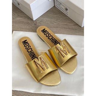 **C**รองเท้าแตะหนังแท้ Moschino ตัวM เป็น Copper มีไซส์ 35-40 มาพร้อมแพ็กเกจ ของแท้