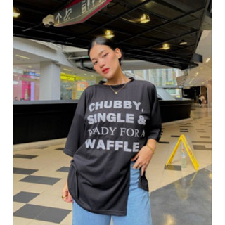 𝗖𝗛𝗨𝗕𝗕𝗬 𝗧-𝗦𝗛𝗜𝗥𝗧 | เสื้อยืด Oversize คอกลม ทรงผ่าหน้า สกรีนลายเก๋กรุบ สาวอวบห้ามพลาดค่า