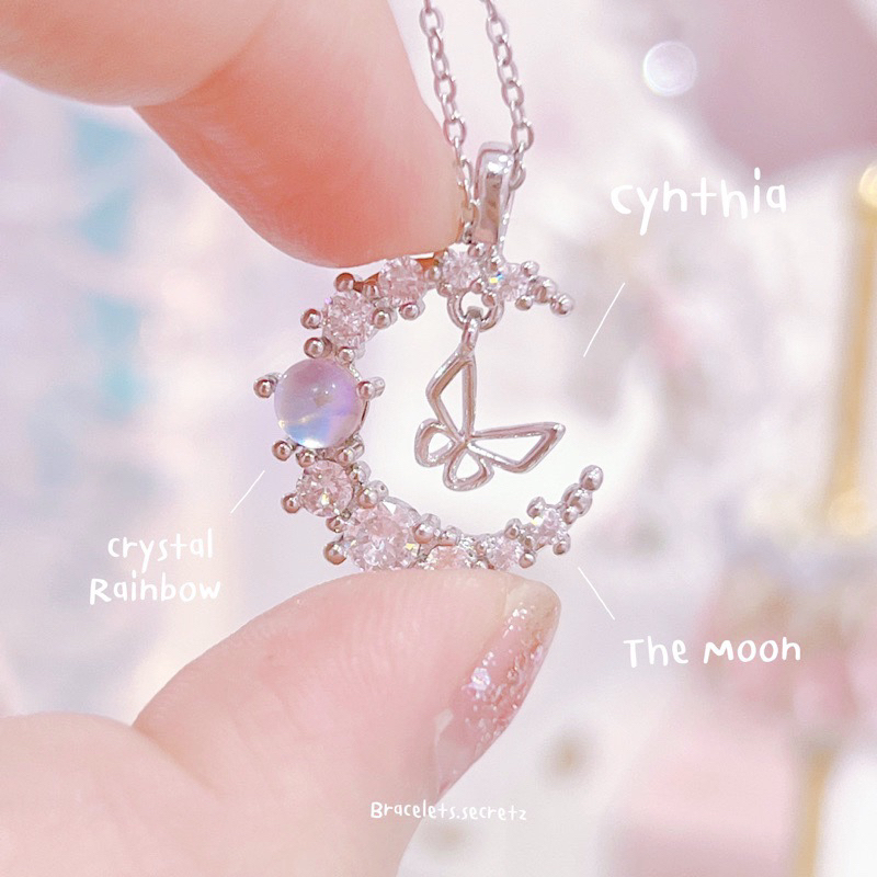 ลด 80.- โค้ดหน้าร้าน พร้อมส่ง 𝒞𝓎𝓃𝓉𝒽𝒾𝒶 𝒯𝑜 𝒯𝒽𝑒 𝑀𝑜𝑜𝓃 สร้อยคอผีเสื้อ (17) ชุบเงินแท้92.5% สร้อยคอคริสตัลรุ้ง