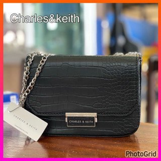 Charles&amp;keith กระเป๋าสะพายแบรนด์ กระเป๋าสำหรับผู้หญิงสายโซ่ ckมีป้ายห้อย