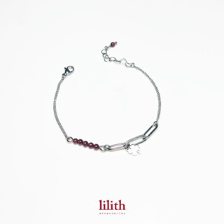 Lilith - Garnet stone bracelet สร้อยข้อมือ จี้ใบโคลเวอร์ สีเงิน หินโกเมน