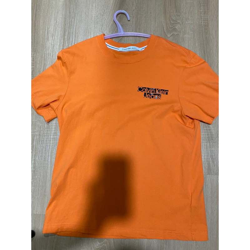 เสื้อ clavin klein สีส้ม ของแท้มือ 2 สภาพ 99%