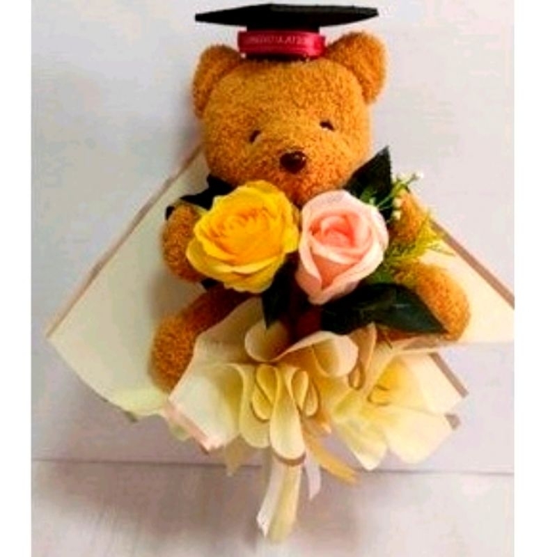 ช่อตุ๊กตาหมีรับปริญญา ช่อตุ๊กตาหมีถือกุหลาบคู่สีเหลืองคู่ ขนาดกว้าง 28ซม. สูง 37 ซม (กุหลาบเหลืองส้ม คู่)