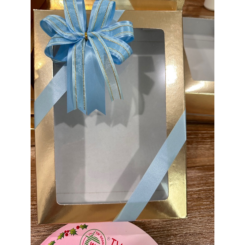 กล่องของขวัญพร้อมโบว์และสายคาด2ชิ้นขึ้นไปชิ้นละ39฿กล่องขนาด18.5*26*4.5