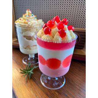 panna cotta parfait - strawberry พานาคอตต้าพาเฟ่ต์ รสสตรอเบอรี่