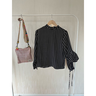 Shirt คอปีน x polka dot x cotton ทรงน่ารัก อก 40  ยาว 23 • Code : 086(2)