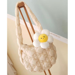 CARLYN BAG ( SOFT M ) สี Ivory เท ใบสุดท้าย แถมพวงกุญแจดอกไม้ให้ด้วยค่ะ