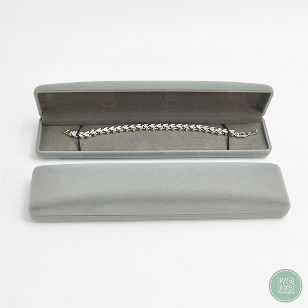 กล่องกำมะหยี่ใส่เครื่องประดับ กล่องใส่สร้อยมือ กล่องใส่สร้อย ขนาด 21.6×5×2.5 cm กล่องกำมะหยี่สีเทา ราคาส่ง เพิ่มมูลค่าสินค้า มอบให้ในวันสำคัญ