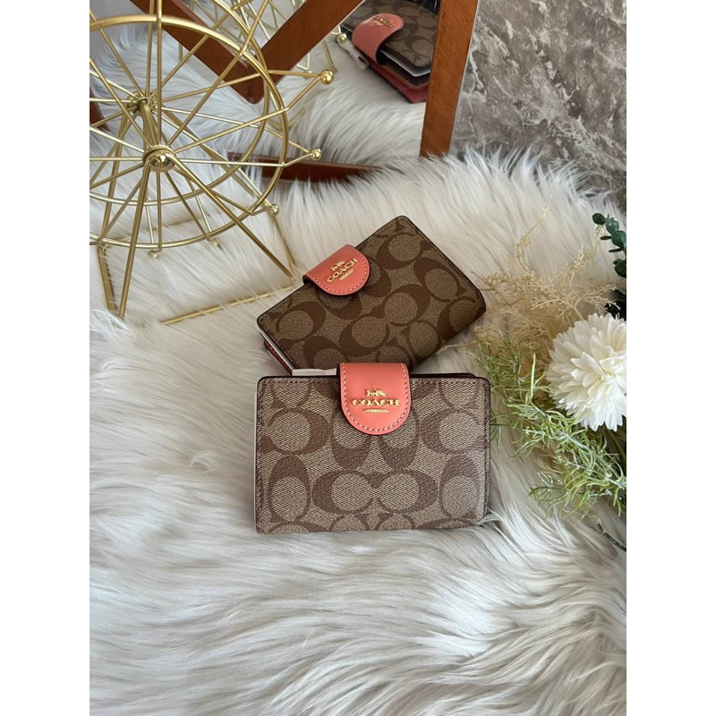 ⭐️ทักแชทก่อนสั่งซื้อ⭐️ กระเป๋าสตางค์ Coach Medium Corner Zip Wallet (C0082)