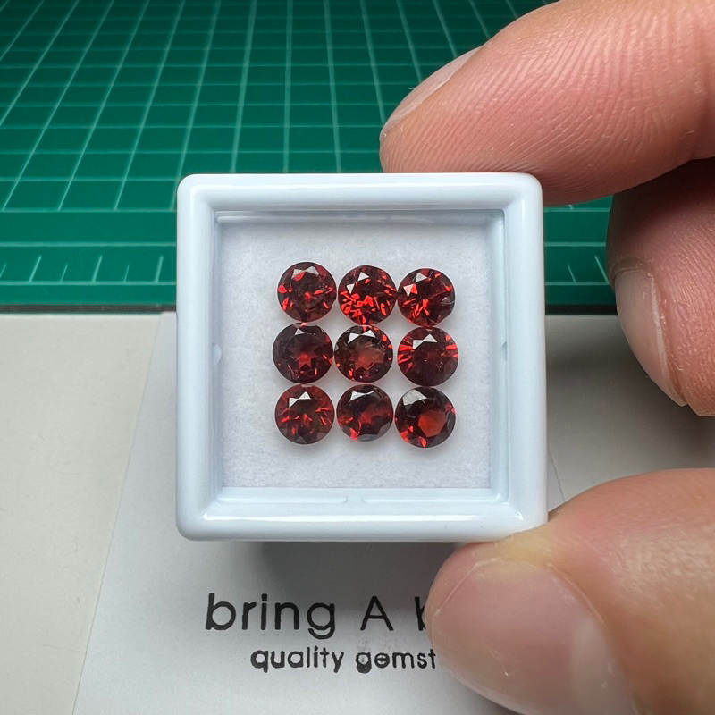 โกเมน (garnet) ขนาด 6x4 ,7x5 มม. พลอยโกเมน สีแดงสวย เจียระไนเหลี่ยมสวย พลอยไม่มีตำหนิไฟเต็ม