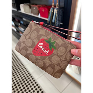 พร้อมส่ง แท้ 🇺🇸💯% New Coach คล้องมือ 1 ซิป S Corner Zip Wristlet In Signature Canvas With Wild Strawberry CH530