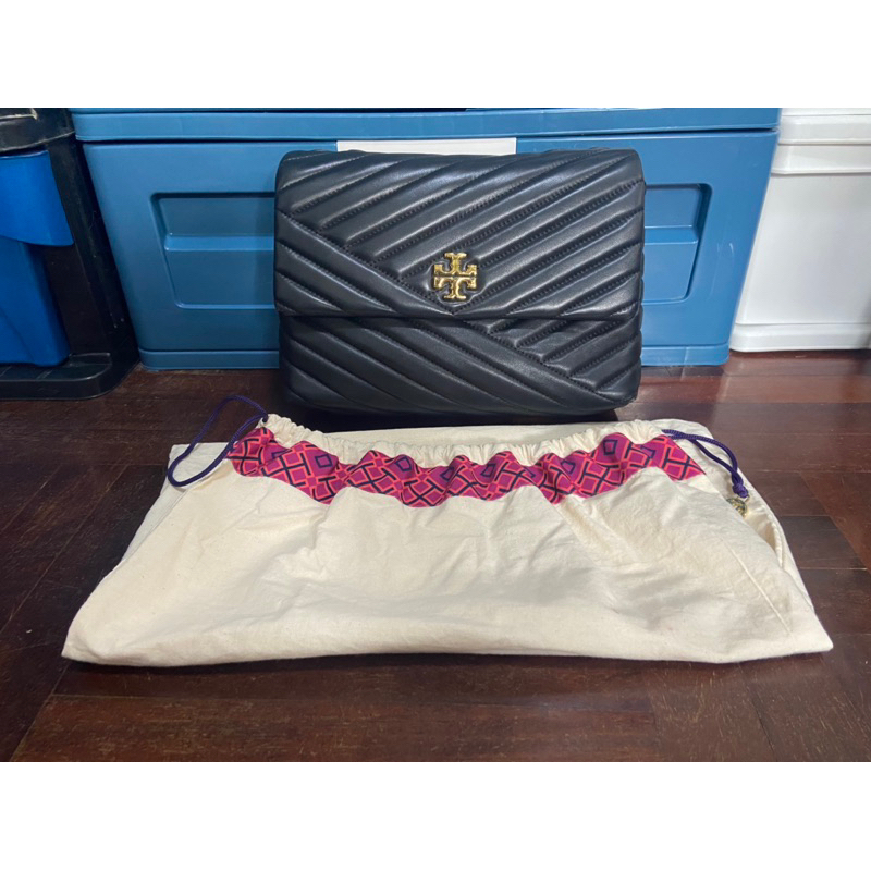 tory burch รุ่นkira chevron convertible shoulder bag ขนาด 11 นิ้ว มือสอง สภาพ 85%