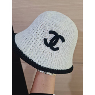 หมวกบัคเก็ต Chanel มี 3 สี