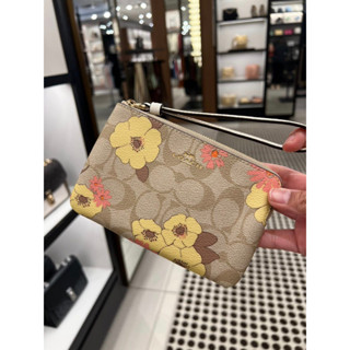 พร้อมส่ง แท้ 🇺🇸💯% New Coach คล้องมือ 1 ซิป S CORNER ZIP WRISTLET IN SIGNATURE CANVAS WITH FLORAL CLUSTER PRINT (COACH CI