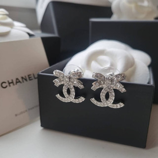 ต่างหู Chanel Earring รุ่น Bow พร้อม CC แบบไขว้ อะไหล่สีเงิน SHW