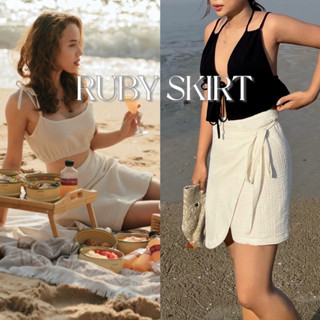 PLISS STORE / Ruby Skirt กระโปรงสั้นสีขาว ผูกเอว ป้ายสั้น ผ้าคลุมบิกินี่ ชุดไปทะเล มีไซต์ใหญ่พิเศษ