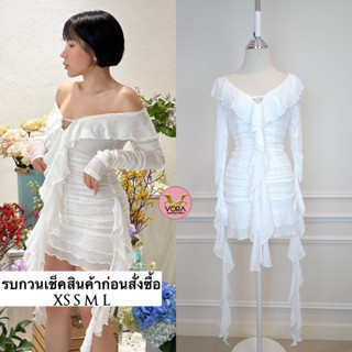 Dress สั้นแขนยาวปาดไหล่ แต่งระบายรอบไหล่ แต่งผ้าจับลอนไล่ระดับด้านหน้า จับจีบเข้ารูปทั้งตัว ชายกระโปรงจับจีบแต่งระบาย