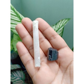 เซเลไนต์ | Selenite + Tourmaline #02 ทัวมาลีน หินสีดำ หินสีขาว หินธรรมชาติ น้ำหนัก 12.7 กรัม