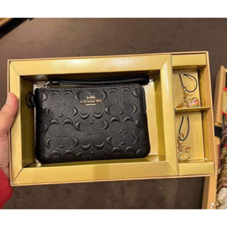 พร้อมส่ง แท้ 🇺🇸💯% New Coach คล้องมือ 1 ซิป S  BOXED CORNER ZIP WRISTLET IN SIGNATURE LEATHER (COACH CF358) GOLD/BLACK