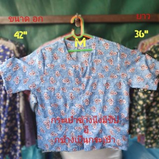 #C2(Size M) แขนสั้นเสื้อคอกระเช้าลายดอก เสื้อคนแก่ ขนาด อก=ขนาด อก= 42",ยาว=36"กระเป๋าข้างนึงมีซิป อี กข้างเป็นกระเป๋า