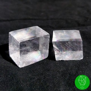 ผลึกแร่แคลไซต์สีขาวโปร่งใสทรงเหลี่ยม (White​ Calcite Rhomb)​