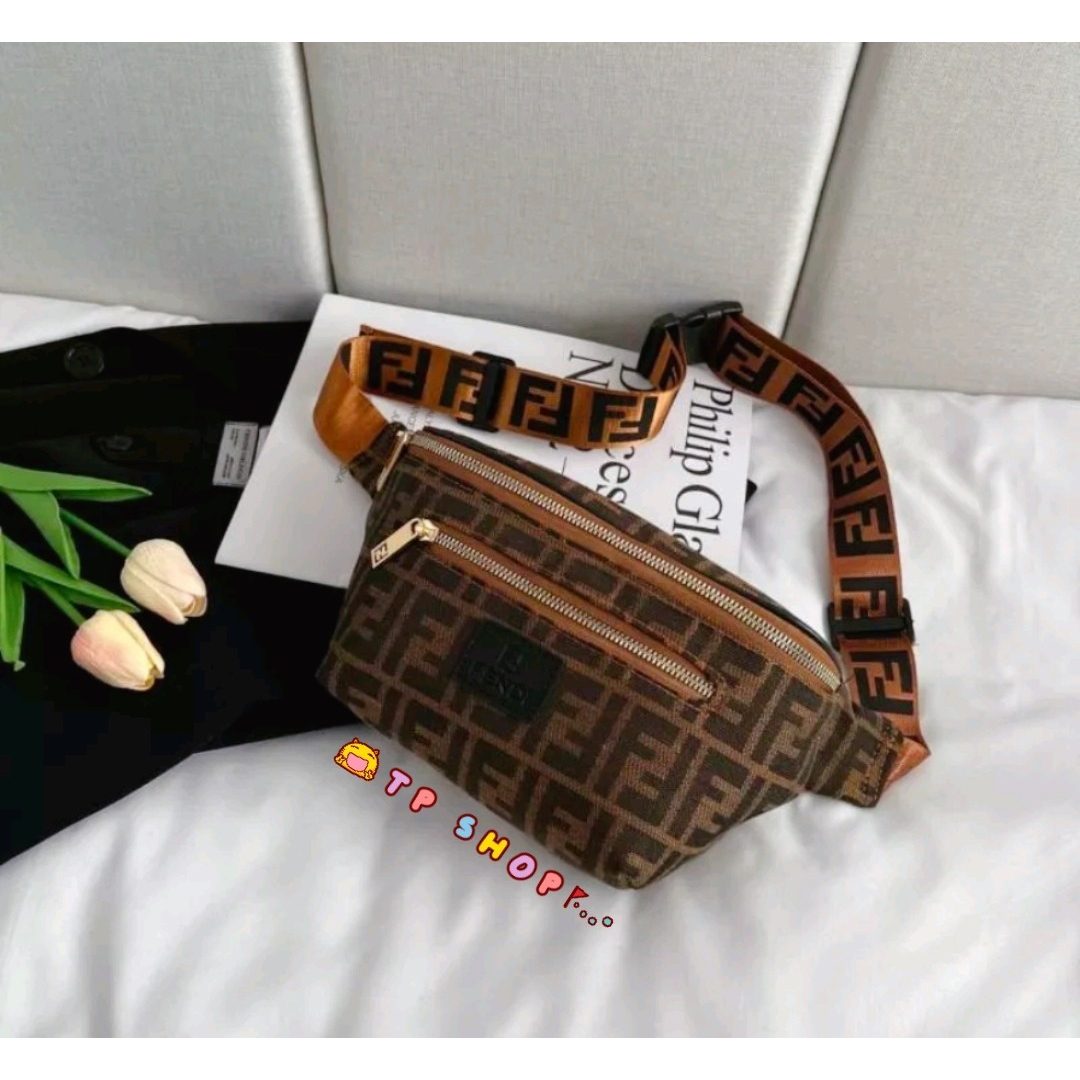 กระเป๋าผ้าทอคาดอก Fendi