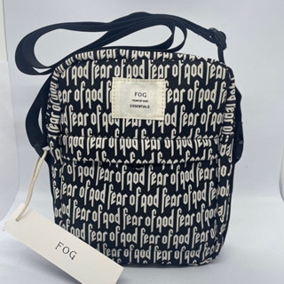 FEAR OF GOD ESSENTIALS FOG Crossbody Bag มาแล้วคะ F O G . สะพายข้าง สรีนลายทั้งใบ  งานสวยมาก สรีนชัด เป๊ะสุด แนะนำเลย