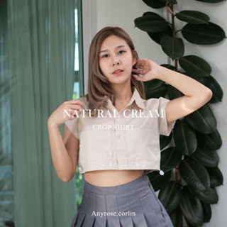 Anyrose.corlin - เสื้อเชิ้ตครอปแขนสั้น CROP SHIRT สีเทาครีม (NATURAL CREAM) ทรงสวย มีตัวล็อคยางยืดชายเสื้อ