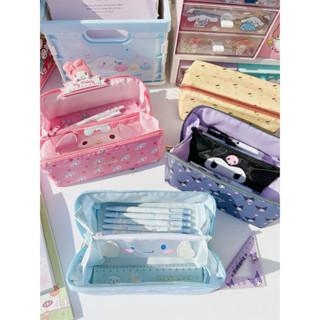Sanrio กระเป๋าเครื่องเขียน  ✨++แถมฟรีเซตเครื่องเขียน 4 ชิ้น กระเป๋าดินสอ ลายการ์ตูน มีซิป จุของได้เยอะ