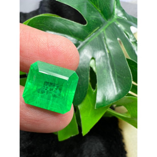 17 carats corundum synthetic emerald green size 13x14mm