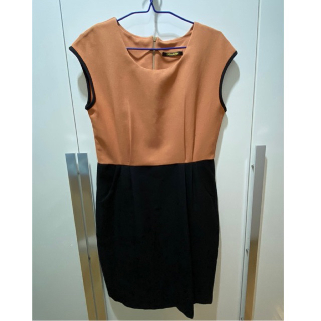 เดรส สีชาเย็น ดำ มือสอง อก 34-36 นิ้ว ยาว 35.5 นิ้ว สะโพก 38 นิ้ว  USD Dress 长裙