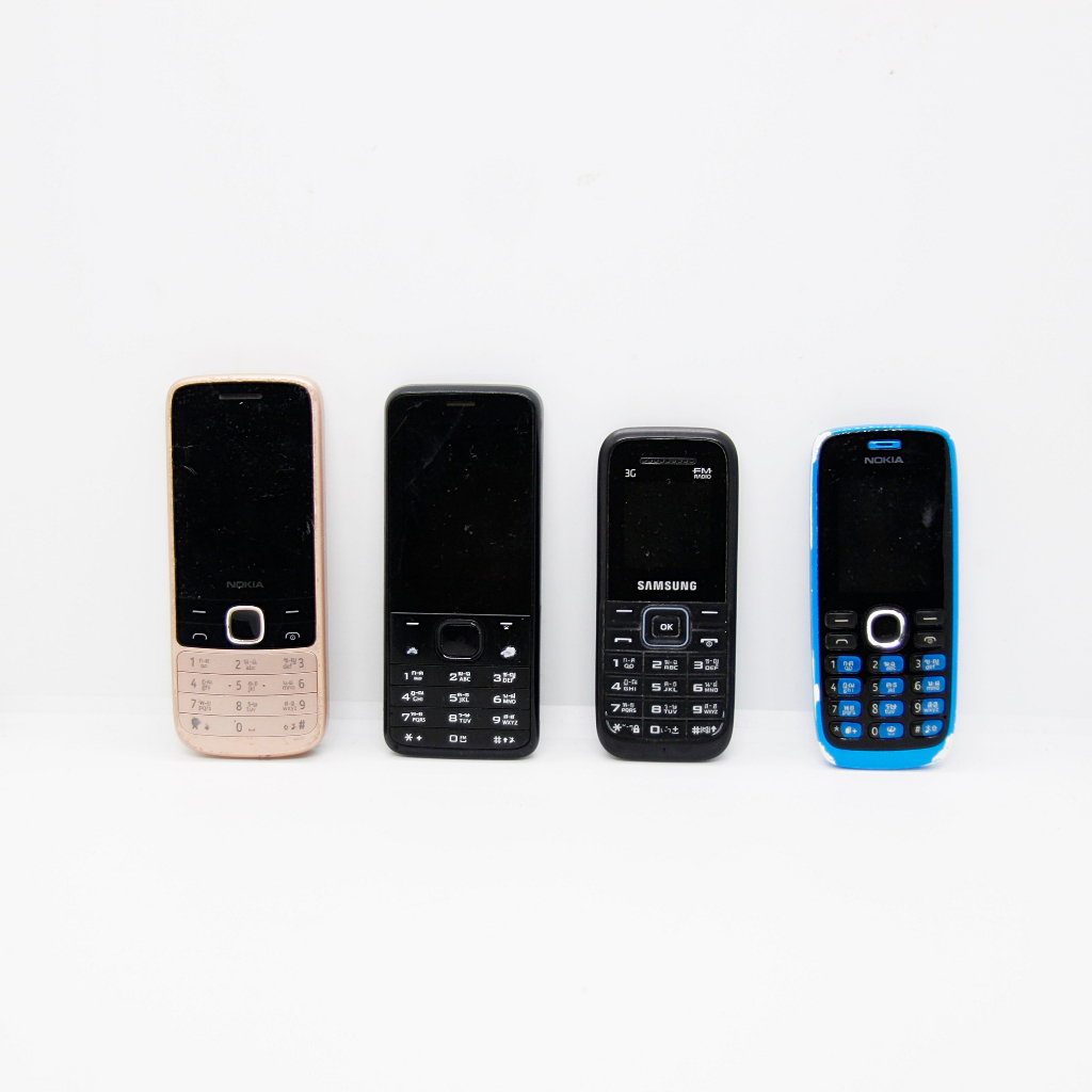 โทรศัพท์มือถือ Feature Phone ยุค Y2K คละรุ่น (AIS, NOKIA and SAMSUNG)