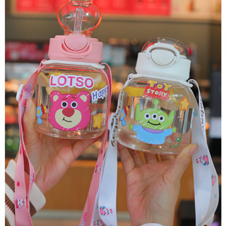 Lotso 650ml ขวดน้ําพลาสติก พร้อมหลอดดูด  ลายหมีสตรอเบอร์รี่น่ารัก Winnie Alien ลายการ์ตูน ความจุขนาดใหญ่ ง่ายต่อการพกพา แฟชั่นฤดูร้อน สําหรับเด็กนักเรียน