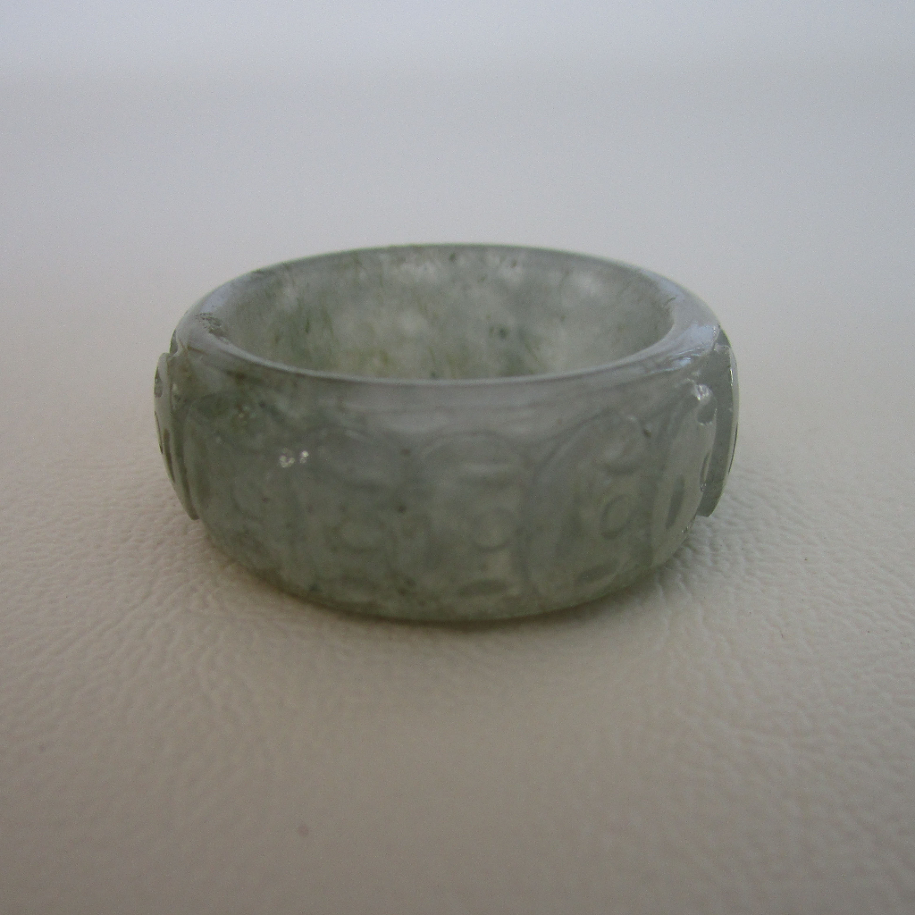 แหวนหยกพม่า Jadeite แกะสลักลายเหรียญจีนโบราณ ขนาดวงใน 21.4mm หรือ เบอร์ 66-67 กว้าง 11.3mm