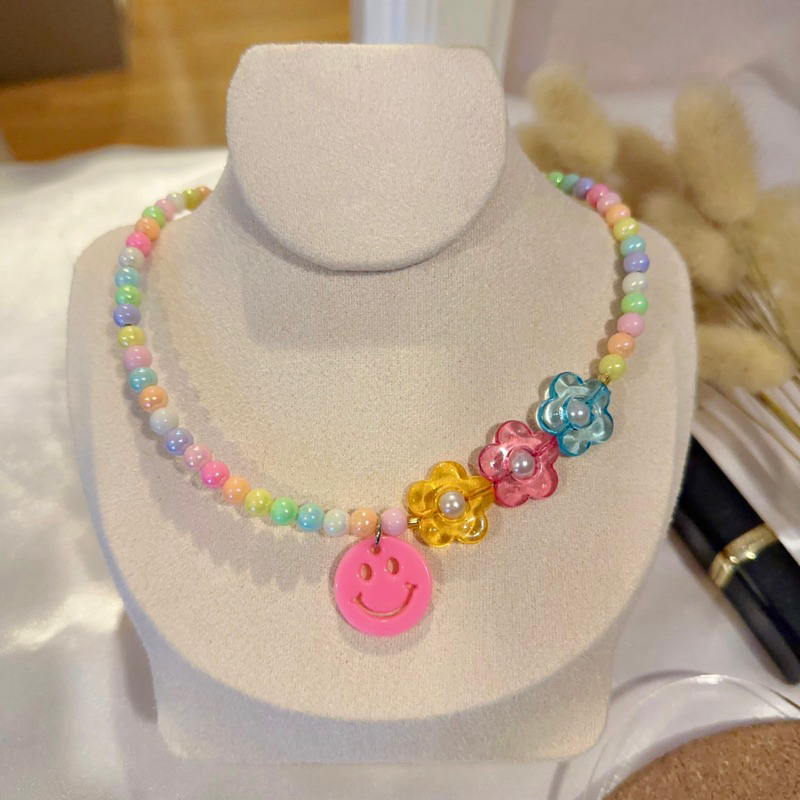 สร้อยลูกปัดดอกไม้สีสดใสคละสี จี้หน้ายิ้ม (พร้อมส่งในไทย)