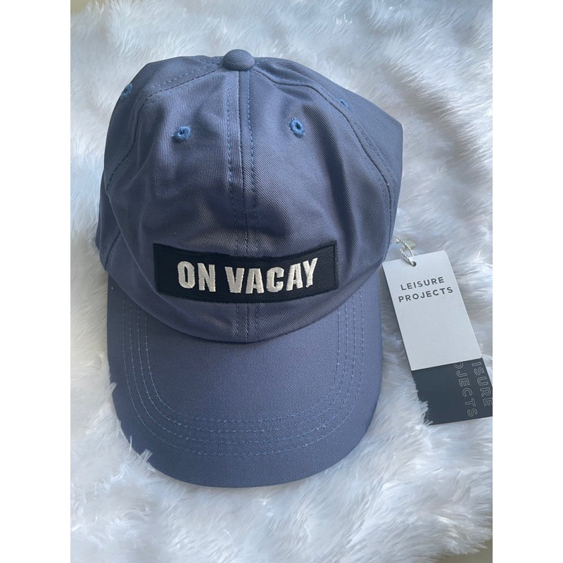 พร้อมส่ง* หมวกแก๊ป Leisure project สีน้ำเงิน ตัวอักษร On vacay
