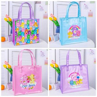 กระเป๋าสะพายไหล่ CAREBEAR - มีทั้งหมด 4 สี ลาย full print - งาน PVC พลาสติกหนา กันน้ำ - มีกระดุมติดปากกระเป๋า - ขนาด 27×