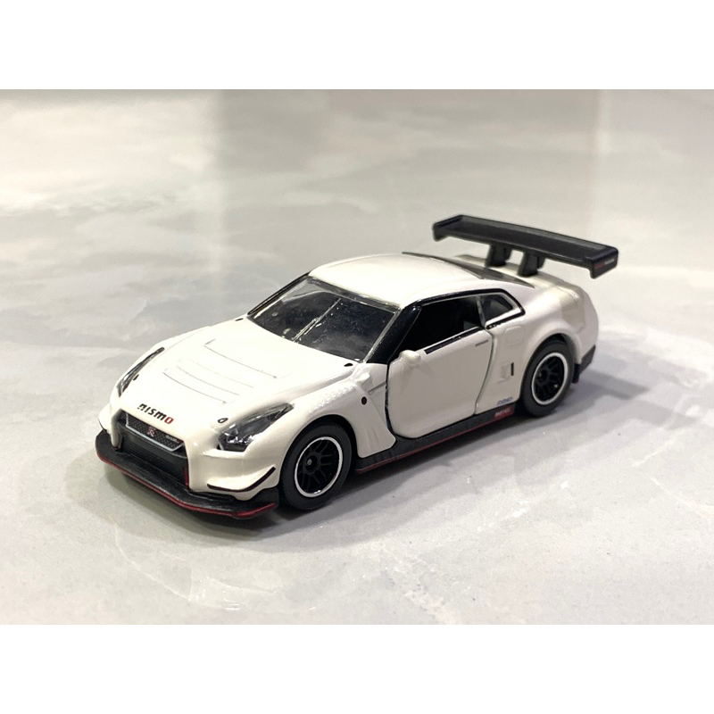 รถเหล็ก 1/64 NISSAN GTR  r35 Nismo สีขาว แบรน์ majorette
