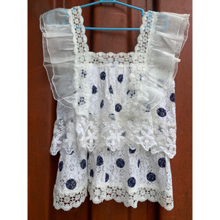 เสื้อ ลูกไม้ สีขาวแบบระบาย มีซิปด้านหลังมีซับด้านใน สินค้ามือ2ที่ใหม่สวย