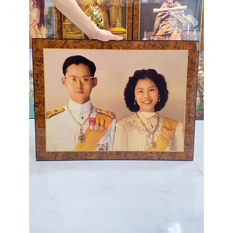 กรอบรูปวิทยาศาสตร์ ในหลวง ร.9 กับพระราชินี รูปพร้อมกรอบ 18x24นิ้ว
