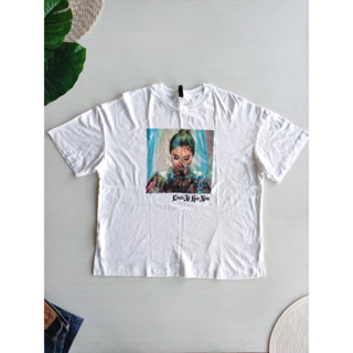 เสื้อยืด Selena Gomez ลายสีสด สีขาว ลายหายาก สวยๆ สภาพใหม่มาก Size L