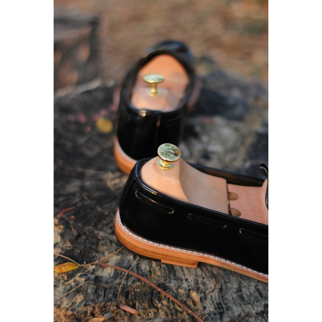 British รองเท้าหนังโลฟเฟอร์ รุ่น Tassel Loafers (Black)
