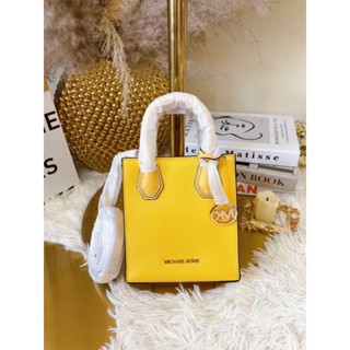 🔥🔥🔥🥰กระเป๋าสะพายน่ารักมาก สีมาใหม่#Michael Kors Mercer XS Shopper Crossbody สีเหลืองสะพายสวยเด่นมาแต่ไกล