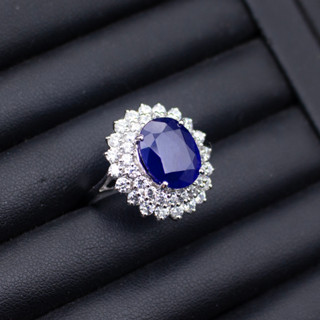 แหวนพลอยไพลินมาดากัสการ์(BLUE SAPPHIRE)เรือนเงินแท้92.5%ชุบทองคำขาว พลอยสีน้ำเงินกำมะหยี่เนื้อใสบ่าข้างประดับด้วยเพชรCZเ