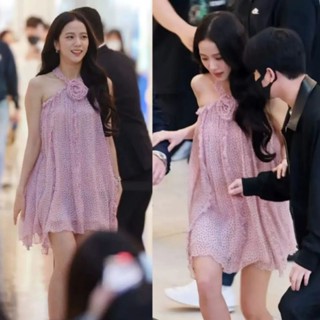 jisoo dress เดรสเกาะอกคล้องคอ แต่งเข็มกลัดทรงดอกไม้ อกยืดได้เยอ แต่งระบายทิ้งชาย งานมีซับใน