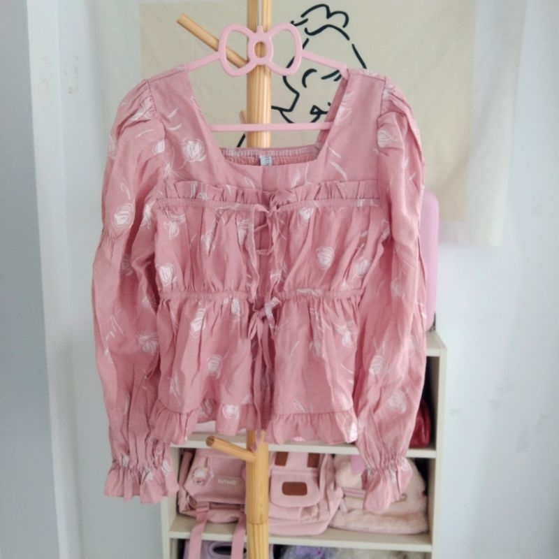 เสื้อคอเหลี่ยม ลายดอก June shop มือหนึ่ง