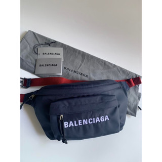 🦋สินค้าพร้อมส่ง🦋  New💛 Balenciaga Wheel Belt Bag • Size : 12” (L) x 6” (H) x 3.5” (D) สวย เรียบ หรู ราคาดีมากก