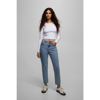 ยีนส์ PULL&amp;BEAR BASIC MOM JEANS สีฟ้า BLUE กระดุมสีเงิน ป้ายหนัง ทรง MOM สินค้ามีเพียงไซด์ เอว 26-27 นิ้ว สะโพก 36-37 นิ